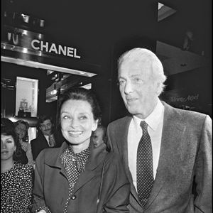Archives - Le couturier Hubert de Givenchy et Audrey Hepburn en 1982 à Paris.