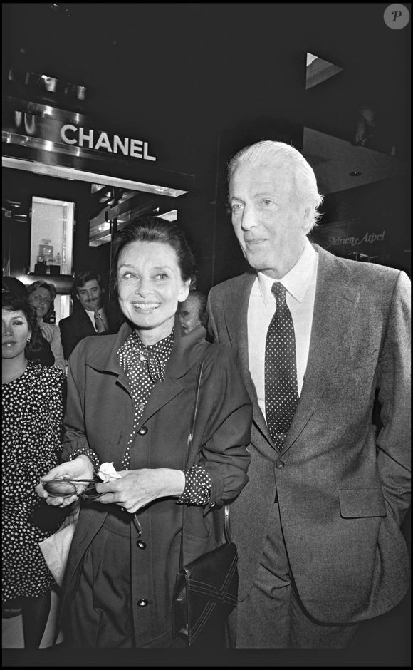Archives - Le couturier Hubert de Givenchy et Audrey Hepburn en 1982 à Paris.