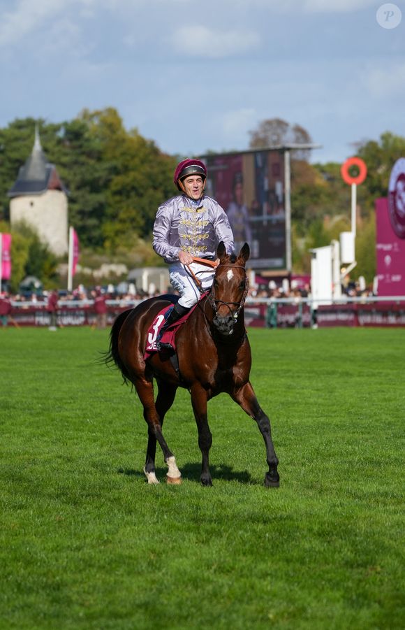 Christophe Soumillon lors de la 104ème édition du Qatar Prix de l'Arc de Triomphe à l'hippodrome Paris Longchamp le 5 octobre 2025. © Anne-Sophie Guebey/Bestimage