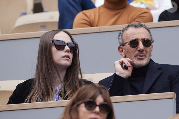 Elie Semoun et sa compagne Aude Fraineau dans les tribunes au même moment dans les tribunes des Internationaux de France de tennis de Roland Garros 2024 à Paris, France, le 2 juin 2024. © Jacovides-Moreau/Bestimage