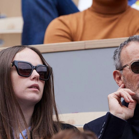 Elie Semoun et sa compagne Aude Fraineau dans les tribunes au même moment dans les tribunes des Internationaux de France de tennis de Roland Garros 2024 à Paris, France, le 2 juin 2024. © Jacovides-Moreau/Bestimage
