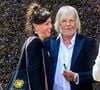 En effet, "Paris Match" expliquait que Renaud repère dans la salle son épouse, "grâce à son petit briquet", qu'elle allume pour qu'il puisse la voir.
Le chanteur Renaud (Renaud Séchan) et sa compagne Cerise (de son vrai prénom Christine) - Mariage d'Hugues Aufray et de Murielle Mégevand à la mairie de Marly-Le Roy, France, le 2 septembre 2023. Agence / Bestimage