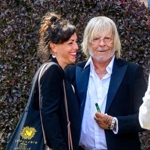 En effet, "Paris Match" expliquait que Renaud repère dans la salle son épouse, "grâce à son petit briquet", qu'elle allume pour qu'il puisse la voir.

Le chanteur Renaud (Renaud Séchan) et sa compagne Cerise (de son vrai prénom Christine) - Mariage d'Hugues Aufray et de Murielle Mégevand à la mairie de Marly-Le Roy, France, le 2 septembre 2023. Agence / Bestimage