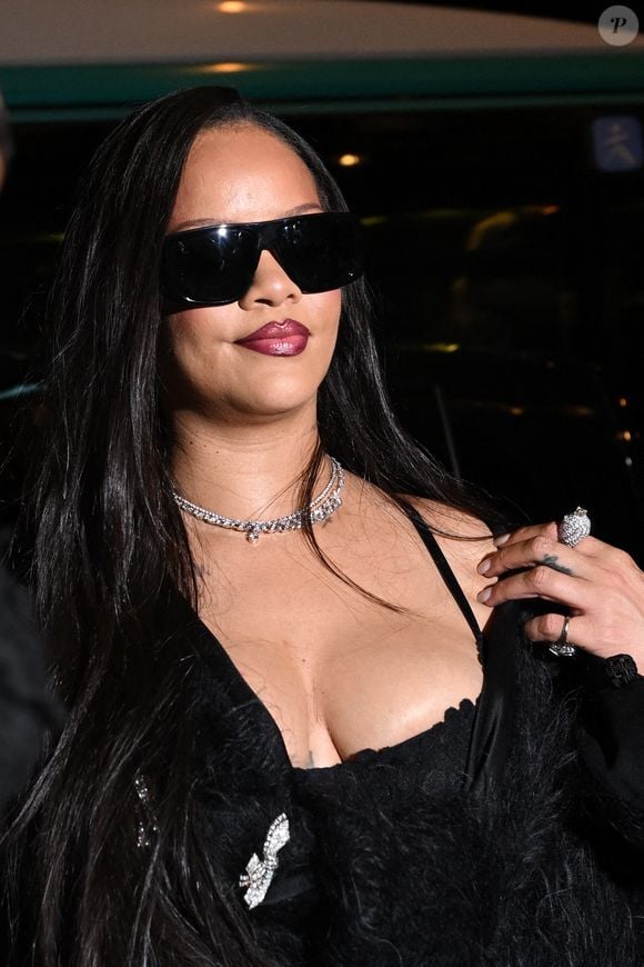Rihanna arrive à sa soirée privée Fenty Beauty au Laprouse à Paris, France, le 27 janvier 2026. La chanteuse et entrepreneuse portait une élégante robe de soirée noire pour la célébration de la marque de beauté pendant la Fashion Week de Paris. Photo by Splash News/ABACAPRESS.COM