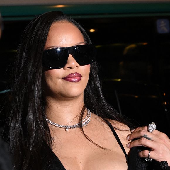 Rihanna arrive à sa soirée privée Fenty Beauty au Laprouse à Paris, France, le 27 janvier 2026. La chanteuse et entrepreneuse portait une élégante robe de soirée noire pour la célébration de la marque de beauté pendant la Fashion Week de Paris. Photo by Splash News/ABACAPRESS.COM