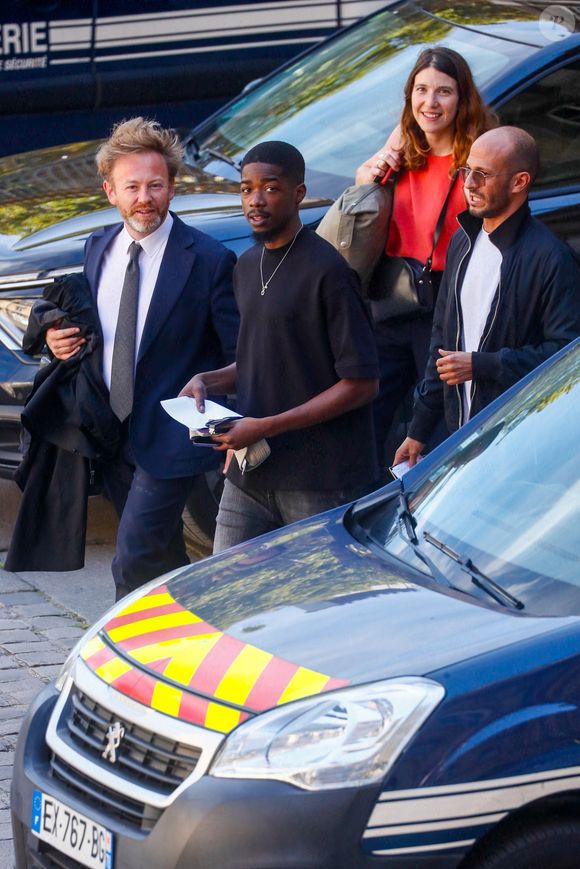 Le rappeur français MHD (Mohamed Sylla), arrive avec ses avocats Antoine Vey et Elise Arfi à l'ouverture de son procès et de celui de huit autres hommes pour un meurtre commis lors d'une bagarre entre deux gangs rivaux à Paris en 2018, au Palais de Justice de Paris, France, le 4 septembre 2023. L'artiste et quatre coaccusés comparaîtront libres, trois autres sont toujours en détention provisoire et le dernier, toujours en liberté, sera jugé par contumace. Ils risquent jusqu'à 30 ans de prison. © Christophe Clovis/Bestimage