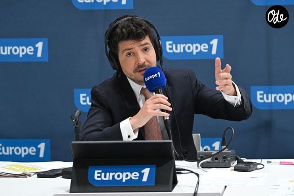 Il ambitionne de parcourir plusieurs cols en Savoie et en Italie en 2027.

Eliot Deval - "Les Grandes Rencontres Hachette", à l'occasion du 200ème anniversaire de l'éditeur, au palais Brongniart à Paris (13 - 15 mars 2026), le 13 mars 2026.  © Lionel Urman / Bestimage
