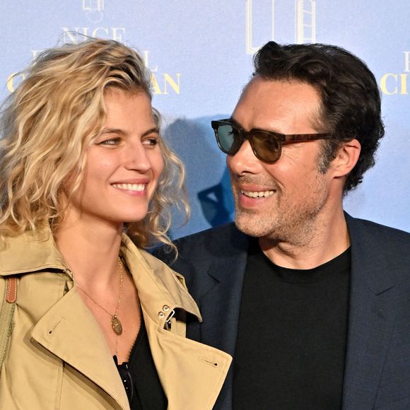 C'est la seconde fois qu'on aperçoit le bout'chou sur les réseaux sociaux.

Nicolas Bedos et sa compagne Pauline Desmonts au photocall de la soirée du 8 octobre lors de la 4ème édition du festival Cinéroman à Nice.

© Bruno Bebert / Bestimage
