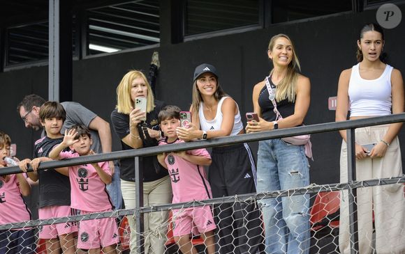 Thiago Messi a joué pour la première fois en Argentine avec l'Inter Miami, face au club dont son père est supporter.  Thiago était accompagné de sa mère, Antonela Roccuzzo, de Sofía Balbi (l'épouse de Luis Suárez, qui était également présente pour voir l'un de ses fils) et des parents de Lionel.