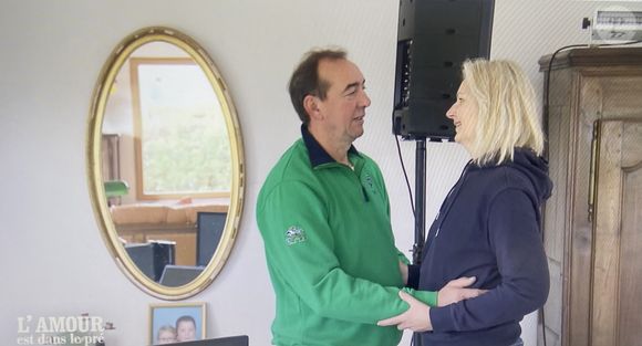 Grâce au programme de la sixième chaîne, elle avait notamment fait la rencontre de Mickaël à qui elle s'est fiancée ! Désormais, le couple habite ensemble dans le Morbihan.

Mickaël et Nadia dans l'Amour est dans le pré (Capture d'écran M6).
