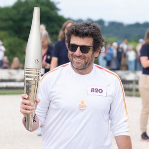Le porteur de la flamme olympique Patrick Bruel lors du relais de la flamme des Jeux Olympiques de Paris le 23 juillet 2024 à Versailles, France. Photo par Laurent Zabulon/ABACAPRESS.COM