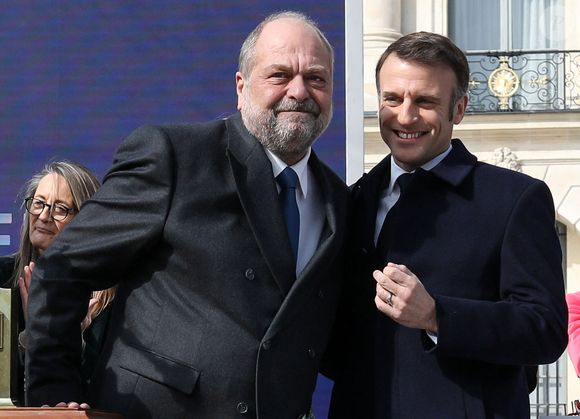 Le président de la République française, Emmanuel Macron et Éric Dupond-Moretti, garde des Sceaux, ministre de la Justice lors de la cérémonie publique de scellement de la loi constitutionnelle du 8 mars 2024 portant sur la liberté de recourir à l’interruption volontaire de grossesse (IVG), au ministère de la Justice, place Vendôme, à Paris, France, le 8 mars 2024. © Stéphane Lemouton/Bestimage