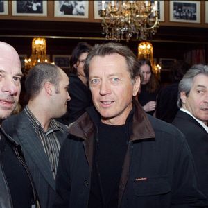 Le réalisateur français Bernie Bonvoisin (G) et l'acteur Bernard Giraudeau assistent à la soirée des producteurs du 19ème Festival du Film de Paris au Fouquet's à Paris-France le samedi 3 avril 2004. Photo par Laurent Zabulon/ABACA.