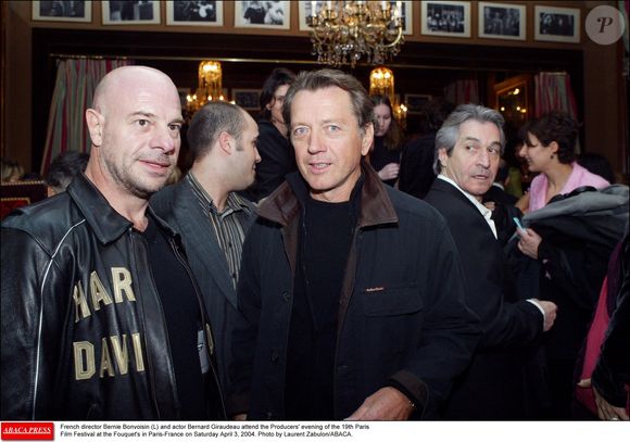 Le réalisateur français Bernie Bonvoisin (G) et l'acteur Bernard Giraudeau assistent à la soirée des producteurs du 19ème Festival du Film de Paris au Fouquet's à Paris-France le samedi 3 avril 2004. Photo par Laurent Zabulon/ABACA.