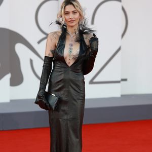 Initialement prévu à La Bellevilloise, son concert a dû être transféré à l'Alhambra, dans le 10e arrondissement, face à la forte demande.
Paris Jackson lors de la première du film Frankenstein au 82e Festival international du film de Venise. © Backgrid USA / Bestimage