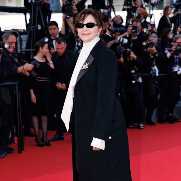 Juliette Binoche - Montée des marches du film " Amarga Navidad " lors du 79ème Festival International du Film de Cannes, le 19 mai 2026. © Jacovides-Moreau / Bestimage