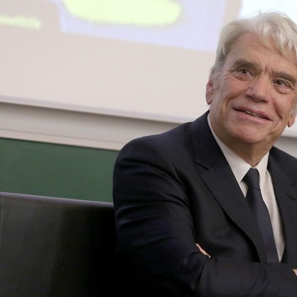 Saisi afin d'éponger les dettes de Bernard Tapie, l'hôtel particulier sera mis à prix 9 millions d'euros, bien que la valeur de la demeure est plutôt estimée aux alentours de 18 millions d'euros, rapporte "Le Parisien". 

Exclusif - Bernard Tapie, nouveau parrain des étudiants en médecine, en compagnie de sa femme Dominique et de Christian Estrosi (maire de Nice) participe à la rentrée solennelle de la faculté de médecine de Nice, le 22 novembre 2018. Franck Fernandes / Nice Matin / Bestimage