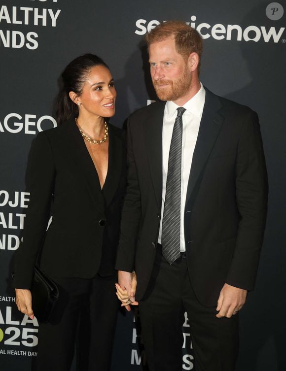 Le prince Harry, duc de Sussex et Meghan Markle, duchesse de Sussex, lors du 3ème gala annuel du projet "Healthy Minds" aux Spring Studios à New York, le 9 octobre 2025. Photo : Zuma Press / Bestimage