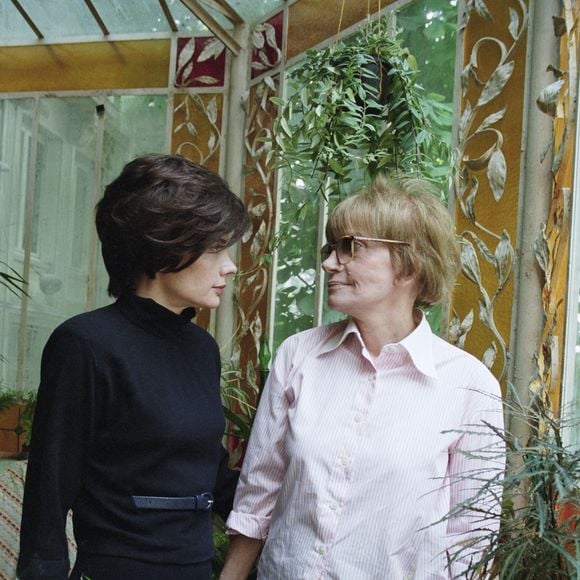 Marie Trintignant avec sa mère, la réalisatrice, productrice et scénariste Nadine Trintignant sur le plateau de tournage du téléfilm "Victoire ou la Douleur des Femmes", réalisé par Nadine, à Paris, France, en juin 1999. Photo Pascal Baril/ABACAPRESS.COM