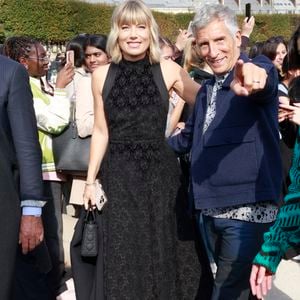 Le couple, qui s'est rencontré en 2000, s’est pacsé puis marié en 2010. Ils se sont même remariés plus tard pour inclure tous leurs enfants dans la cérémonie.

Mélanie Page, Nagui aux arrivées du défilé Christian Dior Collection Femme Prêt-à-Porter Printemps/Eté 2026 lors de la Fashion Week de Paris (PFW), dans le Jardin des Tuileries, à Paris, France, le 1er octobre 2025.

© Christophe Aubert via Bestimage