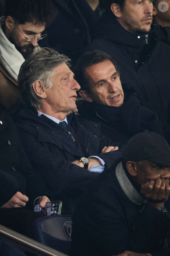 Nicolas de Tavernost, Alexandre Bompard - Célébrités dans les tribunes lors du match de Ligue 1 McDonald's opposant le Paris Saint-Germain (PSG) à l'Olympique de Marseille (OM) - (3-1) au Parc des Princes à Paris le 16 mars 2025. © Cyril Moreau/Bestimage