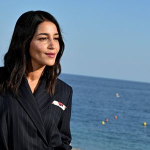 Leïla Bekhti - Photocall du film "Changer l'eau des fleurs" réalisé par J.-Pierre Jeunet d'après le roman de V.Perrin dans le cadre de la 8ème édition du Festival Ciné Roman à Nice le 28 Septembre 2026. © Jacovides-Bebert/Bestimage