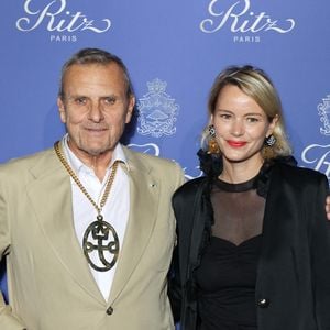 De rares confidences de la part du styliste, impliqué dans la rénovation de la Cathédrale Notre-Dame

Jean-Charles de Castelbajac et sa femme Pauline de Drouas - Photocall des 125 ans du Ritz à Paris Le 14 septembre 2023.  © Rachid Bellak/ Bestimage