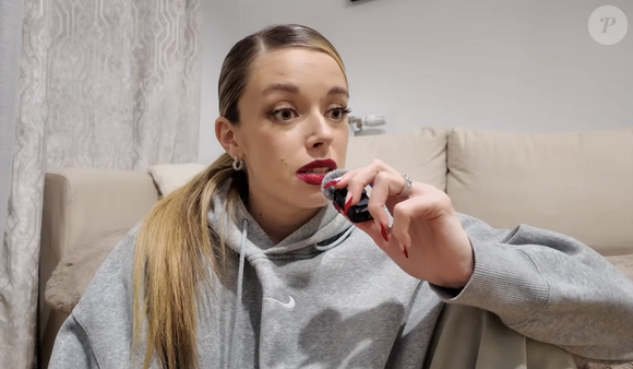 Dans un vlog publié ce mardi 31 mars, Emma a révélé avoir fait une chute impressionnante. Lors d'une figure acrobatique sur l'épaule de son partenaire, elle a basculé en arrière, percutant violemment le sol avec son coude.