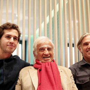 Jean-Paul Belmondo entouré de son petit-fils Victor et de son fils Paul - A l'occasion du lancement de son nouveau livre "Mes recettes bonne humeur" (Editions du Cherche Midi), Luana Belmondo a réuni ses proches et amis épicuriens autour d'un Aperitivo concocté par le Chef Denny Imbroisi (Restaurant IDA) à Paris, le 13 Octobre 2016. © Dominique Jacovides/Bestimage