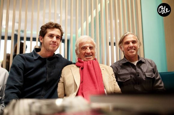 Jean-Paul Belmondo entouré de son petit-fils Victor et de son fils Paul - A l'occasion du lancement de son nouveau livre "Mes recettes bonne humeur" (Editions du Cherche Midi), Luana Belmondo a réuni ses proches et amis épicuriens autour d'un Aperitivo concocté par le Chef Denny Imbroisi (Restaurant IDA) à Paris, le 13 Octobre 2016. © Dominique Jacovides/Bestimage