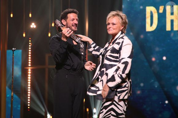 Muriel Robin reçoit un Molière d'honneur des mains de Vincent Dedienne - 37ème Nuit des Molières aux Folies Bergère à Paris, France, le 04 Mai 2026.

© Bertrand Rindoff / Bestimage