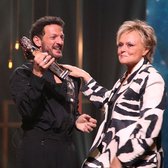 Muriel Robin reçoit un Molière d'honneur des mains de Vincent Dedienne - 37ème Nuit des Molières aux Folies Bergère à Paris, France, le 04 Mai 2026.

© Bertrand Rindoff / Bestimage