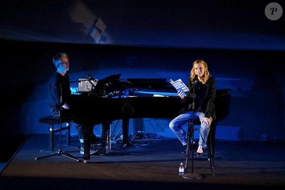 Concert surprise, après la projection de son film, d'Isabelle Carré, accompagnée par son frère Benoît Carré au piano lors de la 7e édition du festival Cineroman à Nice le 1er Octobre 2025 © Bebert-Jacovides/Bestimage