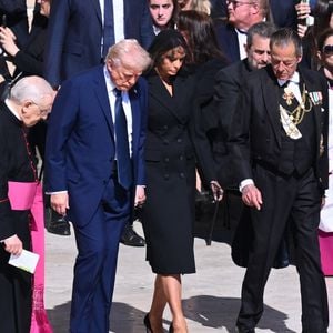 Le président américain Donald Trump et la première dame, Melania Trump rend hommage au pape François le 26 avril 2025 © Zuma Press / Bestimage
