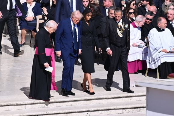 Le président américain Donald Trump et la première dame, Melania Trump rend hommage au pape François le 26 avril 2025 © Zuma Press / Bestimage