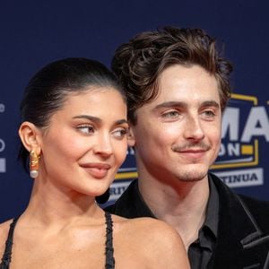 Durant sa visite avec Kylie Jenner, il s'est camouflé afin de ne pas être dérangé. 

Timothee Chalamet et Kylie Jenner assistent au tapis rouge lors de la 70ème cérémonie des "David Di Donatello" à Cinecitta Studios le 07 mai 2025 à Rome, Italie. Photo par PacificPressAgency / Bestimage