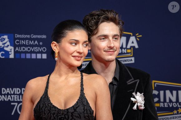 Durant sa visite avec Kylie Jenner, il s'est camouflé afin de ne pas être dérangé. 

Timothee Chalamet et Kylie Jenner assistent au tapis rouge lors de la 70ème cérémonie des "David Di Donatello" à Cinecitta Studios le 07 mai 2025 à Rome, Italie. Photo par PacificPressAgency / Bestimage