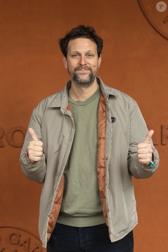 La famille va d'ailleurs s'agrandir puisque Pierre attend un deuxième enfant pour juillet.

Pierre Rochefort au village lors des Internationaux de France de Tennis de Roland Garros 2025, à Paris, France, le 7 juin 2025. © Cyril Moreau/Bestimage
