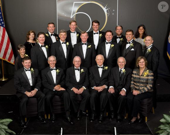 Cleveland, OH - 29 août 2008 -- Une assemblée d'astronautes américains légendaires s'est réunie à Cleveland, dans l'Ohio, le 29 août 2008, pour célébrer le 50e anniversaire de l'Administration nationale de l'aéronautique et de l'espace (NASA). John Glenn, le premier Américain à avoir orbité autour de la Terre, Neil Armstrong, la première personne à avoir marché sur la Lune, Jim Lovell, vétéran de deux missions Apollo, et Kathryn Sullivan, la première femme à avoir marché dans l'espace, se sont joints à 15 autres astronautes de l'Ohio..De gauche à droite au premier rang, Kenneth Cameron, Robert Springer, Neil Armstrong, John Glenn, James Lovell et Kathryn Sullivan. De gauche à droite au milieu, Nancy Currie, Terence Henricks, Ronald Sega, Curt Brown, Gregory Harbaugh, Thomas Hennen et Carl Walz. De gauche à droite au fond, Mary Weber, Michael Foreman, Michael Gernhardt, Kevin Kregel, Donald Thomas et Suni Williams. Photo par NASA via CNP/ABACAPRESS.COM