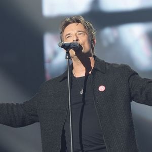 David Hallyday lors du concert du gala de Noël de l'association Tout le monde contre le cancer fête ses 20 ans diffusé le 24 décembre sur M6 à l'Adidas Aren Porte de la Chapelle à Paris, France, le 4 décembre 2025. © Coadic Guirec/Bestimage