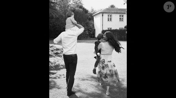 Ce n'est pas le cas de Lilibet sur le cliché 

Le prince Harry, duc de Sussex et Meghan Markle, duchesse de Sussex, avec leurs enfants Archie et Lilibet. Backgrid USA / Bestimage