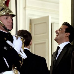 Le président Emmanuel Macron, sa femme Brigitte Macron, son altesse Tamim ben Hamad Al Thani, emir du Qatar - Arrivées au dîner d'état en l'honneur de l'Emir du Qatar au palais présidentiel de l'Elysée à Paris le 27 février 2024. © Dominique Jacovides / Bestimage