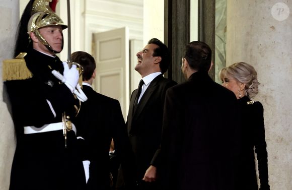 Le président Emmanuel Macron, sa femme Brigitte Macron, son altesse Tamim ben Hamad Al Thani, emir du Qatar - Arrivées au dîner d'état en l'honneur de l'Emir du Qatar au palais présidentiel de l'Elysée à Paris le 27 février 2024. © Dominique Jacovides / Bestimage
