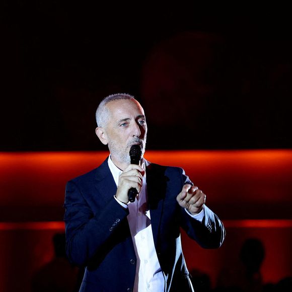 Gad Elmaleh - Soirée de gala "Heroes for Imagine" qui a permis de récolter dix millions d'euros au profit de la recherche contre les maladies génétiques à Paris le 23 septembre 2024.
Depuis sa création en 2015, ce gala organisé tous les deux ans au cœur de l’Institut, propose à la vente des œuvres et des moments d’exception uniques pour soutenir les chercheurs et médecins de l’Institut Imagine, qui œuvrent au quotidien pour comprendre et guérir les maladies génétiques.
Cette vente caritative est fondamentale pour l’avenir d’Imagine. Elle permet d’accélérer ses grands projets stratégiques, de conforter son attractivité, et de répondre aux besoins de la recherche en termes d’équipements et de technologies de pointe, comme en recrutement de talents.
En quatre éditions, HEROES for Imagine a permis de lever plus de 22 millions d’euros.
Et 2024 est une année toute particulière pour l’Institut Imagine qui fête ses 10 ans mais aussi la cinquième édition d’Heroes, actuellement en pleine préparation !
"Grâce à Heroes, la recherche sur les maladies génétiques s'accélère, quels que soient les obstacles, au bénéfice des enfants malades et de leurs familles. Avec virtuosité et engagement, les chercheurs et les médecins de l'Institut Imagine, pratiquent la meilleure science d'aujourd'hui pour inventer la meilleure médecine de demain"

© Dominique Jacovides / Bestimage