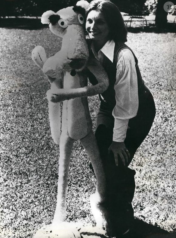 Très active et joyeuse, elle vit au rythme de la nature, du rock’n’roll dans son salon et des services rendus à ses voisins. 

9 septembre 1975 – Liz Taylor et Richard Burton assistent à la projection de gala du film de Peter Sellers « Le Retour de la Panthère Rose » à Gstaad.

Des célébrités du monde du cinéma ont assisté à une réception de gala à Gstaad, station de montagne suisse, à l’occasion de la projection de la comédie « Le Retour de la Panthère Rose » de Peter Sellers. Parmi les invités figuraient Elizabeth Burton, dont les cheveux étaient teints d’une curieuse teinte dorée.

Photo : Catherine Schell, qui partage l’affiche avec Peter Sellers dans cette comédie, posant avec sa Panthère Rose lors de la projection de gala du film à Gstaad.

(Crédit photo : © Keystone Press Agency/ZUMA Press Wire)