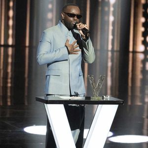 Maitre Gims célèbre après avoir reçu le prix de l'artiste masculin de l'année lors de la 40ème édition des Victoires de la Musique à La Seine Musicale le 14 février 2025 à Boulogne-Billancourt, France. Photo by David NIVIERE/ABACAPRESS.COM