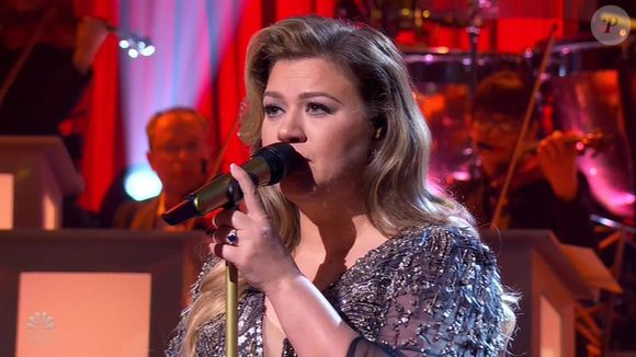 Kelly Clarkson est émue aux larmes en évoquant son premier Noël en solo après son divorce dans son émission sur NBC en 2022.
Crédit : Backgrid UK/ Bestimage