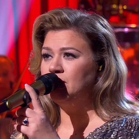 Kelly Clarkson est émue aux larmes en évoquant son premier Noël en solo après son divorce dans son émission sur NBC en 2022.
Crédit : Backgrid UK/ Bestimage