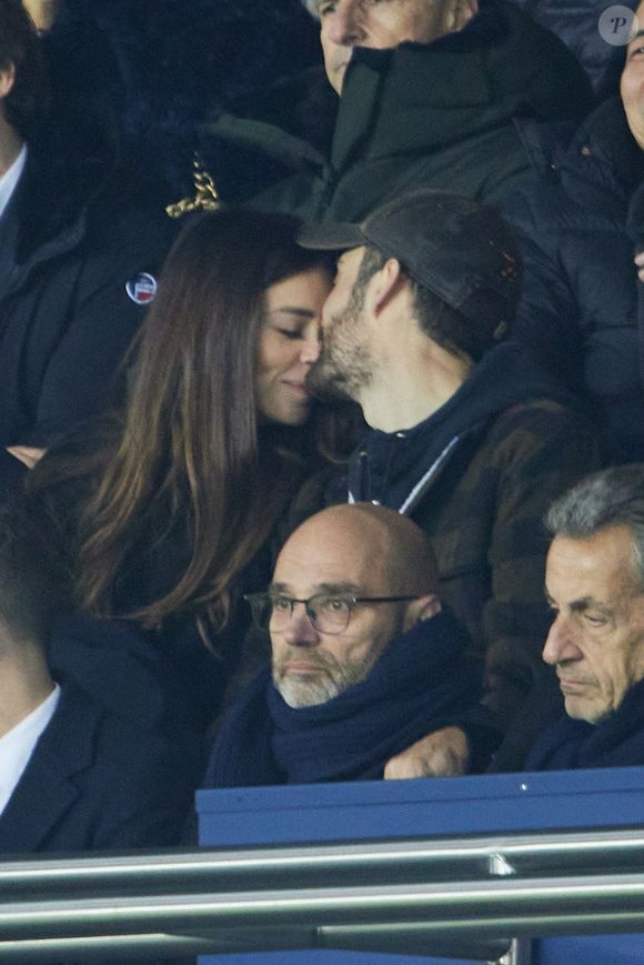 Exclusif - Louis Sarkozy et sa femme Natali Husic en tribunes du match de Ligue 1 Uber Eats "PSG contre Reims" (1-1) au Parc des Princes, le 29 janvier 2023.

Photo : Agence / Bestimage