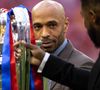 Thierry Henry n'a jamais caché son envie de rester proche du football. 

Thierry Henry porte le trophée de la Ligue des champions de l'UEFA lors de la finale de la Ligue des champions de l'UEFA à Budapest, en Hongrie.
